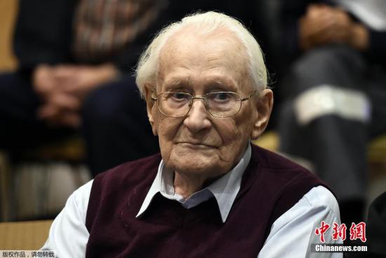 現(xiàn)年93歲的奧斯卡·格勒寧從1942年9月至1944年10月作為德國(guó)黨衛(wèi)軍的一員在奧斯威辛執(zhí)勤。他的主要任務(wù)是，管理囚徒們的錢幣、首飾等有價(jià)值物品。因此，他也在媒體上被稱為“奧斯威辛的會(huì)計(jì)”。