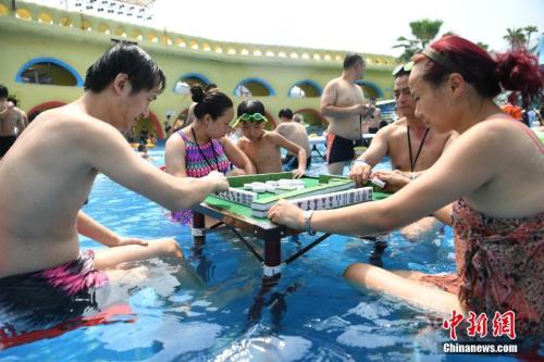 資料圖：2017年8月2日，重慶洋人街一水上樂(lè)園舉行夏季消暑活動(dòng)，其中水中玩麻將吸引不少游客參與。陳超 攝
