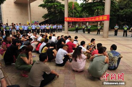 資料圖：南寧1300警力凌晨突擊，拉網(wǎng)式清查250余個傳銷窩點 。玉犇 攝