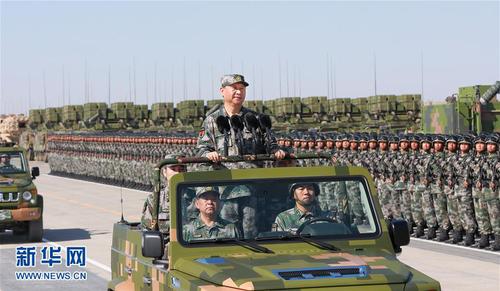 7月30日上午，慶祝中國人民解放軍建軍90周年閱兵在朱日和聯(lián)合訓(xùn)練基地隆重舉行。中共中央總書記、國家主席、中央軍委主席習(xí)近平檢閱部隊(duì)并發(fā)表重要講話。這是習(xí)近平乘車檢閱部隊(duì)。新華社記者 李剛 攝