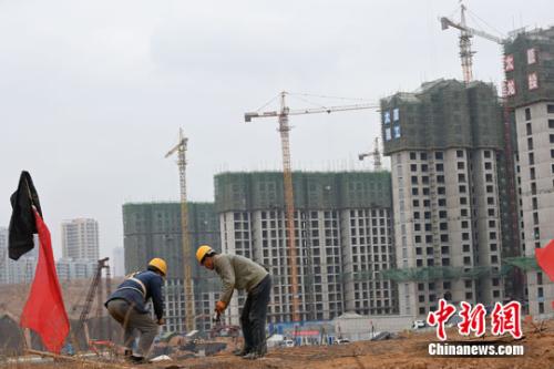 民工在一建筑工地作業(yè)。<a target='_blank' href='http://www.chinanews.com/'>中新社</a>記者 武俊杰 攝