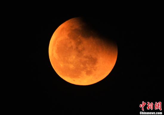 12月21日，精彩絕倫的月食天象現(xiàn)身天宇。月食分為半影月食、月偏食和月全食三種。月全食是地球運(yùn)行到太陽(yáng)與月球之間，當(dāng)三者在一條直線時(shí)，地球影子將月球遮住的天文現(xiàn)象。圖為北京時(shí)間17：54分拍攝的月全食“復(fù)原”過(guò)程。復(fù)圓指月球與地球本影二次外切，月球離開(kāi)地球本影，月偏食結(jié)束。<a target='_blank' href='http://www.chinanews.com/'>中新社</a>記者 金碩 攝