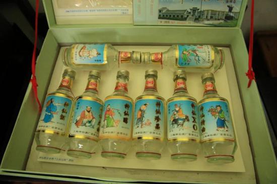 上海神仙酒廠的老瓶子，8個(gè)瓶子湊成一套“八仙過?！?。