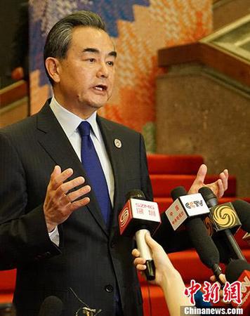 中國外交部長王毅8月6日在菲律賓馬尼拉出席中國-東盟外長會后，舉行中外媒體吹風(fēng)會。王毅表示，今年是東盟成立50周年，明年將是中國-東盟建立戰(zhàn)略伙伴關(guān)系15周年，中國與東盟的關(guān)系面臨提質(zhì)升級的重要機遇。中國與東盟的關(guān)系面臨提質(zhì)升級的重要機遇。與會外長一致同意，中國和東盟要打造更高水平的戰(zhàn)略伙伴關(guān)系，構(gòu)建更為緊密的中國-東盟命運共同體。當天還簽署了《關(guān)于建立中國-東盟中心的諒解備忘錄》修訂版。 <a target='_blank' href='http://www.chinanews.com/'>中新社</a>記者 關(guān)向東 攝