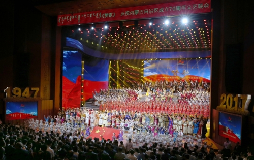 8月7日，慶祝內(nèi)蒙古自治區(qū)成立70周年文藝晚會(huì)《贊歌》在內(nèi)蒙古烏蘭恰特大劇院舉行。中共中央政治局常委、全國(guó)政協(xié)主席、中央代表團(tuán)團(tuán)長(zhǎng)俞正聲和各族各界干部群眾等共約1300人觀看演出。