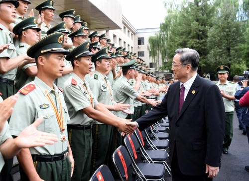 8月7日，中共中央政治局常委、全國政協(xié)主席、中央代表團(tuán)團(tuán)長俞正聲率代表團(tuán)部分成員分別赴內(nèi)蒙古軍區(qū)、武警內(nèi)蒙古總隊(duì)、武警內(nèi)蒙古森林總隊(duì)慰問，并會(huì)見自治區(qū)政法干警代表。這是俞正聲會(huì)見武警內(nèi)蒙古森林總隊(duì)官兵。