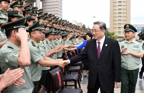 8月7日，中共中央政治局常委、全國政協(xié)主席、中央代表團(tuán)團(tuán)長俞正聲率代表團(tuán)部分成員分別赴內(nèi)蒙古軍區(qū)、武警內(nèi)蒙古總隊(duì)、武警內(nèi)蒙古森林總隊(duì)慰問，并會(huì)見自治區(qū)政法干警代表。這是俞正聲會(huì)見武警內(nèi)蒙古總隊(duì)官兵。