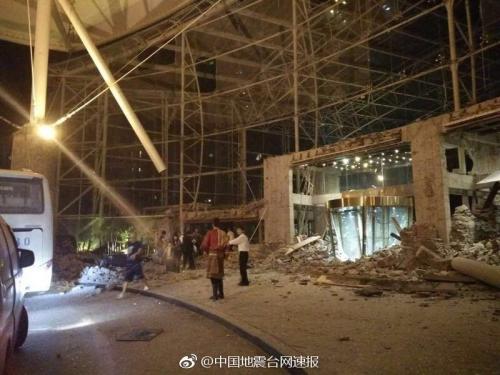 據(jù)中國地震臺網(wǎng)正式測定，8月8日21時19分在四川阿壩州九寨溝縣(北緯33.20度，東經103.82度)發(fā)生7.0級地震，震源深度20千米。圖為九寨溝某酒店地震現(xiàn)場。圖片來源：中國地震臺網(wǎng)速報