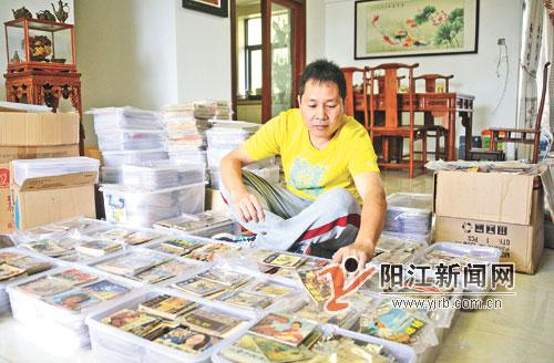 陳星雄在家里整理他收藏的小人書。 宋福亮 攝