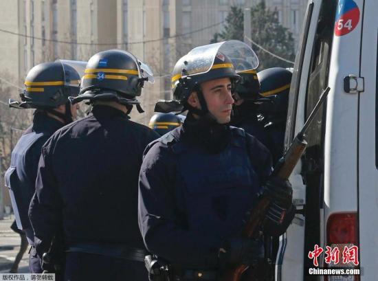 當?shù)貢r間2015年2月9日，法國馬賽，法國警察處于高度戒備狀態(tài)。法國馬賽一名槍手持槍向空中開槍，未造成人員傷亡。當天，法國總理瓦爾斯原定到訪馬賽，警方目前已經(jīng)加強安保。