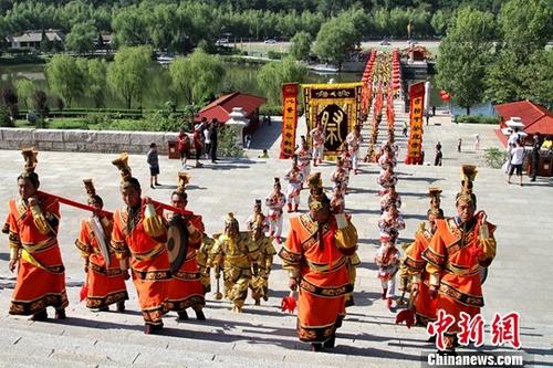 8月10日，丁酉年兩岸千名青年黃陵祭祖典禮在陜西黃帝陵舉行。來自臺灣的青年學(xué)生、基層青年民意代表及陜西高校的青年學(xué)生等千余人齊聚黃帝陵，祭拜人文初祖軒轅黃帝。<a target='_blank' href='http://www.chinanews.com/'>中新社</a>記者 田進 攝