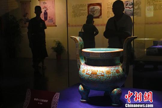 “明韻清風(fēng)——景德鎮(zhèn)窯皇家瓷器藝術(shù)展”10日在安徽合肥開展。此次展覽共展出130余件(套)明清時期景德鎮(zhèn)窯瓷器?！垙?qiáng) 攝