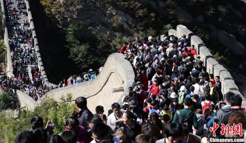資料圖：眾多游客在八達(dá)嶺長城游覽。 <a target='_blank' href='http://www.chinanews.com/'>中新社</a>發(fā) 劉德斌 攝