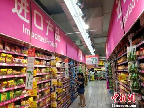 市民在超市購物。<a target='_blank' href='http://www.chinanews.com/' >中新網(wǎng)</a>記者 李金磊 攝