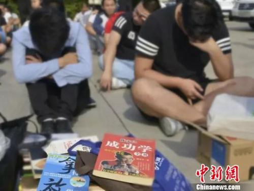 資料圖：2017年8月11日，西安警方出動(dòng)千余警力查獲傳銷人員1373名。 來(lái)源：西安警方