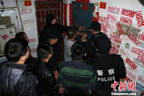 資料圖：2016年11月19日，福建延平，民警用撬棍撬開傳銷窩點防盜門?！《〕?攝