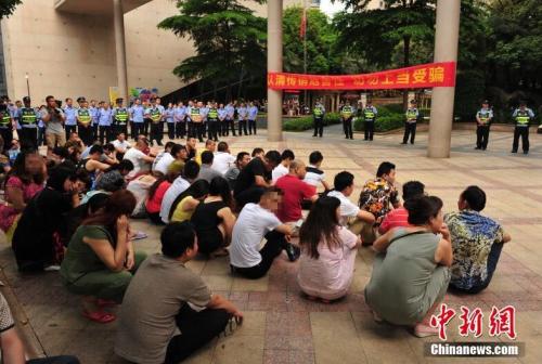 資料圖：2017年6月，南寧1300警力凌晨突擊，拉網(wǎng)式清查250余個傳銷窩點。玉犇 攝 