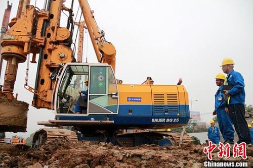 資料圖：旋挖鉆機施工作業(yè)。<a target='_blank' href='http://www.chinanews.com/'>中新社</a>發(fā) 趙華 攝