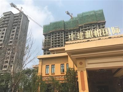 中建·和悅國(guó)際銷售人員表示：“當(dāng)天下證(辦理準(zhǔn)購(gòu)證)需要花4.5萬(wàn)，一周下證花3萬(wàn)。成功幫助顧客辦理過。”
