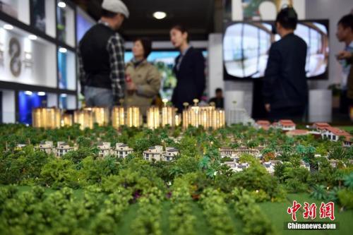 資料圖：售樓人員向顧客介紹樓盤。 <a target='_blank' href='http://www.chinanews.com/' >中新網</a>記者 金碩 攝