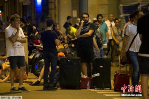 巴塞羅那熱門旅游區(qū)域發(fā)生駕車撞人事件，現(xiàn)場十分混亂。