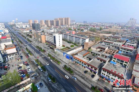 4月5日，從高空俯瞰河北容城。圖為容城主干道奧威路。 <a target='_blank' href='http://www.chinanews.com/'>中新社</a>記者 翟羽佳 攝