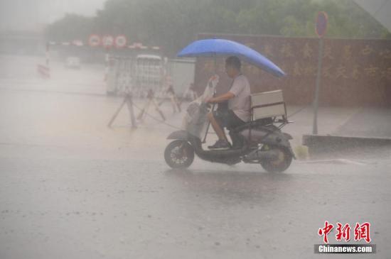 7月31日，暴雨侵襲福州，市民艱難出行。<a target='_blank' href='http://www.chinanews.com/'>中新社</a>記者 王東明 攝