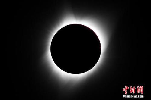 當(dāng)?shù)貢r(shí)間8月21日11時(shí)，在美國(guó)懷俄明州大提頓國(guó)家公園拍攝的日全食景觀。此次日食在地球表面形成寬約113公里的日全食帶，自西北向東南貫穿美國(guó)本土，美國(guó)14個(gè)州可觀測(cè)到日全食。 <a target='_blank' href='http://www.chinanews.com/'>中新社</a>發(fā) 白繼開 攝