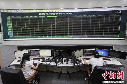 資料圖：電力公司工作人員在對電網(wǎng)統(tǒng)調(diào)負荷曲線進行實時監(jiān)測。 <a target='_blank' href='http://www.chinanews.com/'>中新社</a>記者 周毅 攝
