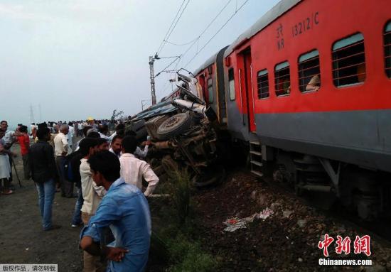 據(jù)外媒報(bào)道，印度北方邦8月23日凌晨發(fā)生火車脫軌事故，造成至少50名乘客受傷。報(bào)道稱，當(dāng)?shù)貢r(shí)間23日凌晨2點(diǎn)40分左右，Kaifiyat Express列車在北方邦A(yù)uraiya地區(qū)附近與翻斗車相撞，造成9節(jié)車廂脫軌，至少50名乘客受傷，傷者已被緊急送往醫(yī)院。據(jù)悉，這是5天以來(lái)北方邦發(fā)生的第二起火車脫軌事故，19日的事故共導(dǎo)致22人死亡，156人受傷。