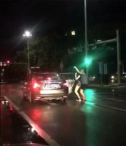一對男女等紅燈時(shí)下車熱舞 警方:系一時(shí)興起已警告