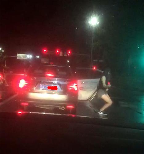 一對男女等紅燈時(shí)下車熱舞 警方:系一時(shí)興起已警告