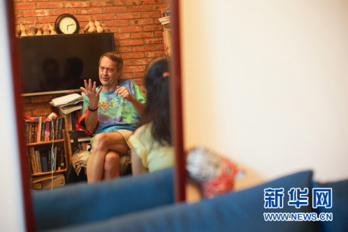 8月23日，62歲的美國大爺高天瑞(Terry crossman)的北京胡同的家中接受新華網(wǎng)專訪。近日，因為在一段“西城大媽”的宣傳視頻中出鏡，老高成為了新晉網(wǎng)紅。視頻中，老高通過一系列什剎海治安志愿活動獲得了“西城大媽”的“紅袖章”而被網(wǎng)友戲稱為“西城‘洋’大媽”。新華網(wǎng)發(fā) 王鐘毅攝