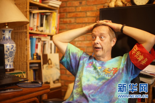 8月23日，62歲的美國大爺高天瑞(Terry crossman)的北京胡同的家中接受新華網(wǎng)專訪。近日，因為在一段“西城大媽”的宣傳視頻中出鏡，老高成為了新晉網(wǎng)紅。視頻中，老高通過一系列什剎海治安志愿活動獲得了“西城大媽”的“紅袖章”而被網(wǎng)友戲稱為“西城‘洋’大媽”。新華網(wǎng)發(fā) 王鐘毅攝