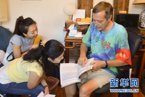 8月23日，62歲的美國大爺高天瑞(Terry crossman)的北京胡同的家中與新華網(wǎng)記者分享學習中文的經(jīng)驗。近日，因為在一段“西城大媽”的宣傳視頻中出鏡，老高成為了新晉網(wǎng)紅。視頻中，老高通過一系列什剎海治安志愿活動獲得了“西城大媽”的“紅袖章”而被網(wǎng)友戲稱為“西城‘洋’大媽”。新華網(wǎng)發(fā) 王鐘毅攝