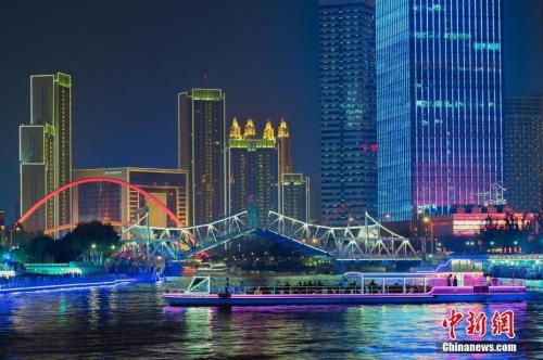 第十三屆全運(yùn)會(huì)即將開(kāi)幕，“點(diǎn)亮海河”活動(dòng)在天津海河兩畔的進(jìn)行了彩排、預(yù)演。 <a target='_blank' href='http://www.chinanews.com/'>中新社</a>記者 佟郁 攝 