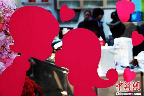 資料圖：充滿愛(ài)意的櫥窗吸引路人。 <a target='_blank' href='http://www.chinanews.com/'>中新社</a>記者 湯彥俊 攝