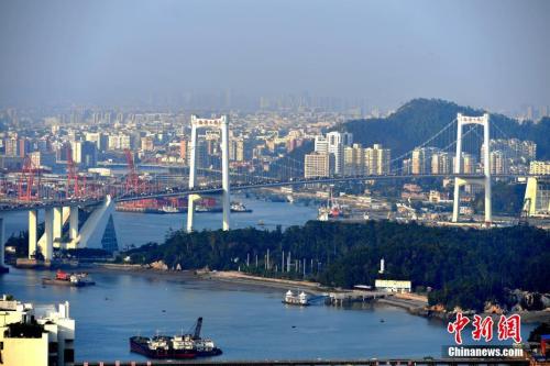 資料圖：廈門著名的跨海大橋——海滄大橋，是廈門島內(nèi)島外聯(lián)合發(fā)展的重要見證。王東明 攝