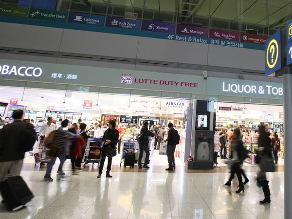 仁川機場樂天免稅店。（圖片來源：businesskorea.co.kr網(wǎng)站）