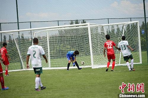 資料圖：巴西足球俱樂部隊(duì)16-0勝中國中學(xué)校隊(duì)。 <a target='_blank' href='http://www.chinanews.com/'>中新社</a>記者 劉文華 攝