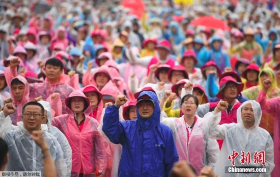 8月15日，在韓國首爾，韓國民眾參加和平游行示威。數(shù)千名韓國民眾15日在首都首爾參加大規(guī)模反對薩德、反對韓美軍演的和平游行示威活動(dòng)。
