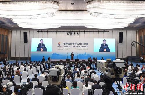 9月5日，中國(guó)國(guó)家主席習(xí)近平在廈門國(guó)際會(huì)議中心會(huì)見中外記者，介紹金磚國(guó)家領(lǐng)導(dǎo)人第九次會(huì)晤和新興市場(chǎng)國(guó)家與發(fā)展中國(guó)家對(duì)話會(huì)情況。<a target='_blank' href='http://www.chinanews.com/'>中新社</a>記者 侯宇 攝
