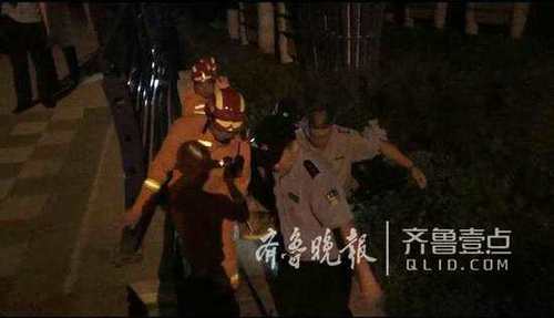 福山一男子酒后跳河落入7米深草叢，腰部受傷終獲救