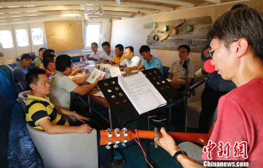 9月5日，海南三亞西島漁村，由西島社區(qū)書記主講的“海上書房”第一場讀書分享會伴隨著《大海啊，故鄉(xiāng)》的音樂開啟?！∫Ｃ?攝