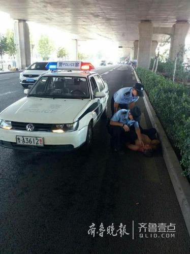 喝大了！醉酒男子竟躺在濟(jì)南BRT車(chē)道內(nèi)呼呼大睡