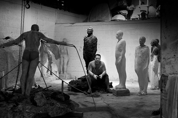 泰勒在工作室，他的身后是一系列為坎昆的水下雕塑博物館創(chuàng)作的雕塑。Jason DeCaire Taylor 圖