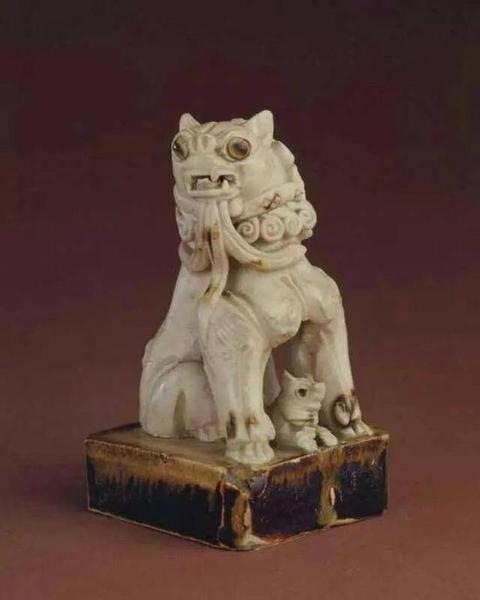 邢窯白釉點彩子母獅塑像，唐