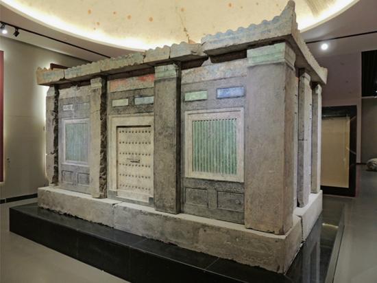 90年代大堡子山盜墓嚴重，不久即在國外發(fā)現被盜文物