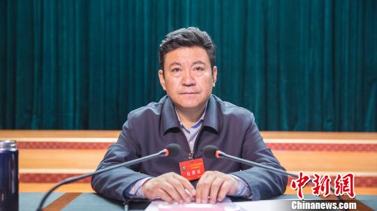 西藏自治區(qū)副主席、日喀則市委書記張延清在2017全區(qū)脫貧摘帽工作推進(jìn)現(xiàn)場大會(huì)上講話。　筱康 攝