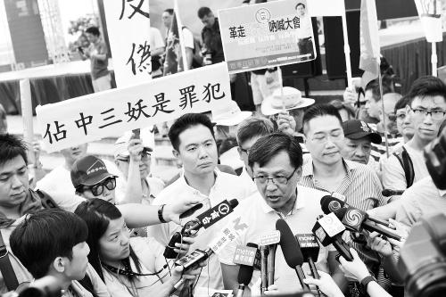 圖片說明：17日，何君堯接受港媒采訪。